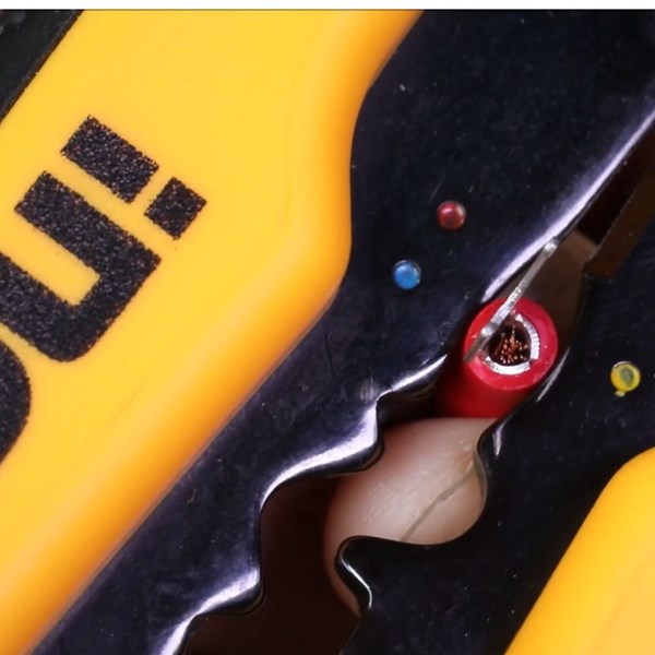 ALICATE AUTOMÁTICO 4 EM 1 PARA ELETRICISTA - DETECTOR DE TENSÃO INGCO 8.1/4’’  -  COD. HWSP102429