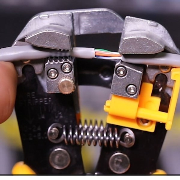 ALICATE AUTOMÁTICO 3 EM 1 P/ ELETRICISTA - CORTAR, DECAPAR E CRIMPAR INGCO 8.1/4’’ - COD. HWSP102418