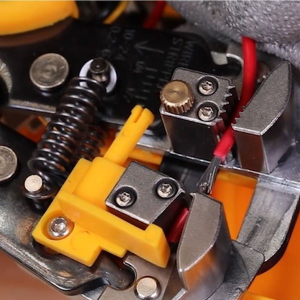 ALICATE AUTOMÁTICO 3 EM 1 P/ ELETRICISTA - CORTAR, DECAPAR E CRIMPAR INGCO 8.1/4’’ - COD. HWSP102418