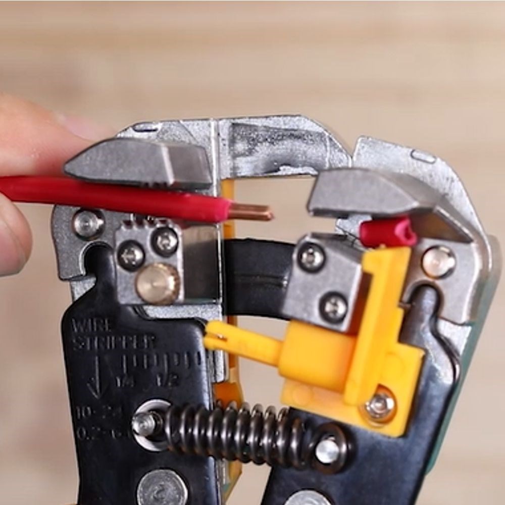 ALICATE AUTOMÁTICO 3 EM 1 P/ ELETRICISTA - CORTAR, DECAPAR E CRIMPAR INGCO 8.1/4’’ - COD. HWSP102418